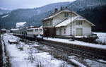 Die Höllentalbahn im Winter: Eine unbekannte 139 fährt Anfang Januar 1982 mit einem Nahverkehrszug nach Freiburg in den Bahnhof Himmelreich ein