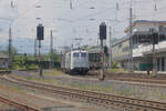 Die 139 135 der Lokomotion fährt am Schluß eines Güterzugs, welcher von 189 918 und 193 403 geführt wird, Richtung Brenner.