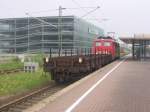 139 264 schiebt einen einzelnen Güterwagen durch Hennef(Sieg) auf Gleis 3 in Richtung Unfallort.