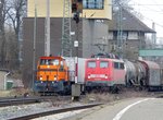 Am 3.1.15 trafen sich 139 309 mit einem Mischer am Haken und eine Diesellok der Mindener Kreisbahn mit einem Containerzug am Haken in Minden.