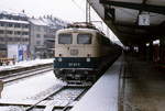 Die Höllentalbahn im Winter: Anfang Januar 1982 steht 139  314-9 mit einem Nahverkehrszug ins Höllental abfahrbereit im Hauptbahnhof Freiburg