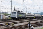 Lok 193 558-1 Railadventure fährt beim Badischen Bahnhof ein.