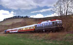 DB Museum unterwegs: Bei typischem Aprilwetter überführte E40 128 als Lr 91340 von Koblenz Lützel nach Nürnberg Rbf zwei Reisezugwagen (den  Kanzlerwagen  & einen CNL Liegewagen),