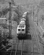 140 260 unterstützt durch 194 581 hat das Ende der Spessartrampe erreicht und wird gleich mit einem Pfiff im Schwarzkopftunnel verschwinden (10.8.1983).