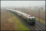 Bei trübem Regenwetter ist die E40 128 mit einem bunten Wagenpark am 12.03.2023 als Lr 5604 von Crailsheim über Ansbach, Würzburg, Gemünden, Darmstadt Kranichstein nach
