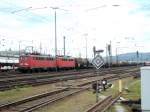 Die BR 140 861-6 und -828-5 ziehen am 25.10.2006 einen Kesselzug durch Basel Bad Bhf.
