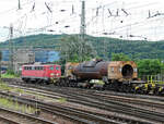 140 797 am 30.07.2011 mit einem Zug mit  Torpedowagen  bei der Durchfahrt durch den Bf.