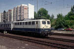 Die blau/beige Einheitselektrolok 140 868 am 09.07.1993 im Hbf. Heidelberg.