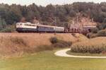 DB 140 398-9 (Bw Offenburg) mit BW-Milit�rtransport zwischen Solnhofen und Dollnstein im Altm�hltal Richtung Treuchtlingen am 27. August 1985. Eisenbahnbr�cke �ber die Altm�hl mit dem Nordportal des E�lingerberg-Tunnels.