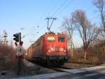 140 850 9 zieht zusammen mit einer Schwesterlok einen Coilzug    21.12.2007 Dsseldorf