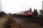 Doppeltraktion 140 822-4 und 140 722-9 mit Gterzug von Osnabrck bei Bruchmhlen am 25-03-2000.