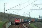 DB Cargo 140 832-7 mit einem Containerzug Richtung Koblenz, bei Hattenheim; 15.03.2008