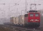 Zge fahren auch bei schlechtem Wetter...diese 140er zieht einen gemischten Gterzug in Richtung Dsseldorf.