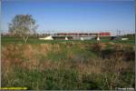 Mit einem gemischten Gz fhrt eine unerkannt gebliebene 140 am 24.04.08 ber die Elbe-Flutbrcke bei Rderau-Bobersen in Richtung Dresden.