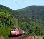 Bei Lambrecht in der Pfalz ist 140 024 am 10.05.08 mit einem kurzen Gterzug Richtung Kaiserslautern unterwegs.