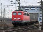 140 516-6 verlsst Kln-Gremberg mit einem mit Stahlplatten beladenen Zug.