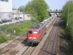 140 668 fhrt am 15.04.2005 mit einem Gterzug durch Karlsruhe.