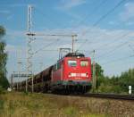 Eine von noch 80 laufenden: 140 590-1 mit Schotterzug in Fahrtrichtung Seelze am 27.08.2009 bei Dedensen/Gmmer.