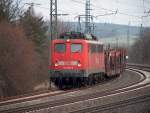 140 028-2 fhrt mit  leeren Autotransportwagen auf das Ausweichsgleis um ein IC vorbeizulassen kurz vor Fulda am 31.01.2009