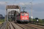 140 850 berquert als LZ die Rheinbrcke bei Duisburg-Baerl.