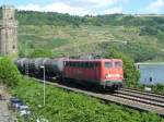 140-451 zieht am 15.7.10 einen Kesselwagenzug durch Oberwesel in Richtung Bingen.