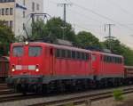 Die 140 799-8 fuhr am 08.08.2009 mit einer Schwesterlok durch Kln West.