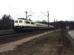 Drei verschiedene Lachkierungen, drei verschiedene Lampen: 140 394-8 mit D 1812 Kln Hbf-Den Haag CS bei Venlo (die Niederlande) am 24-2-1992.