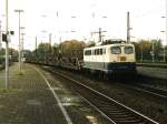 140 148-8 mit Einfachlampen und eine Gterzug auf Wanne Eickel Hauptbahnhof am 28-10-2000.