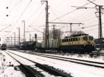 140 228-8 mit einem Gterzug in die Richtung Salzbergen auf Bahnhof Bad Bentheim am 30-12-2000.