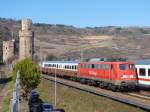 140 013 passiet am 8.3.11 mit ihrem Gterzug die historischen Trme von Oberwesel.
