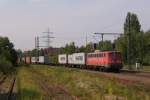 140 353-4 mit einem Containerzug in Hamburg-Unterelbe am 18.08.2011
