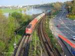 140 379 mit einem Containerzug im Elbtal bei Dresden-Briesnitz -28.4.2006  