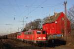 Die 140 810 und die 140 838 standen am 16.1.12 mit einem Kohlezug in Ratingen-Lintorf.Die 140 810 war defekt und der Tf versuchte vergeblich den Fehler zu beheben.Nach zwei Stunden auf und abbgeln