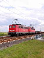 Aber auch Altbaueloks kamen vorbergefahren, in dem Fall waren es die 140 811-1 und die 140 789-9 mit leeren Coiltrgerwagen.......gen Neuss am 20.4.2012