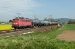 140 815-2 ist mit einem Kesselwagenzug am 27.04.2012 bei Ltzelsachsen