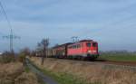140 537-2 fuhr am 27.03.2012 mit einem Gterzug von Emden nach Osnabrck, hier sdlich von Leer.