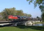 140 442 mit einem Autozug am 21.04.2007 auf der Isarbrcke bei Plattling.