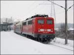 Winterzeit - 140 432-6 am Zugende eines Messzuges.