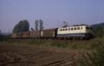 140761 am 10.09.1988 um 11.18 Uhr mit einem Güterzug kurz vor dem Bahnhof Natrup - Hagen in Richtung Osnabrück.