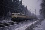 140279 mit E 3348 nach Cuxhaven am 3.12.1988 um 12.10 Uhr im Wald zwischen Vehrte und Ostercappeln.