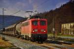 140 856-6 eine der noch wenig laufenden Loks ist am 09.12.15 mit einen Schiebewandzug bei Gambach zu sehen.