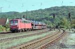 140 729 war am 17.9.02 mit einem Autotransportzug in der langen Rechtskurve vor dem Bahnhof Steinach.