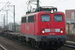 Die 140 585-1 zieht Flachwagen durch Kln Ehrenfeld am 23.12.2008