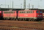 Die 140 036-5 mit Einfachlampen trifft eine andere DT-fhige am 10.04.2009 in Neuss Gbf