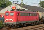 Diese 140 506-7 mit Zusatzlampen durchfhrt Eller-Mitte mit einem Kesselzug am Abend des 04.07.2009