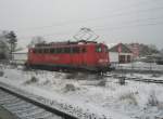 Hier 140 112-6, bei der Durchfahrt am 23.12.2009 durch Angermnde.