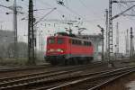 Die 140 837-6 fuhr am 14.10.2010 durch starken Nebel aus dem Gterbahnhof Kln Gremberg aus.