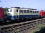 Die Ozeanblau/Beige 140 423 steht wie die 151 134 am 31.08.2011 in Aachen einige Loks weiter hinten Abgestellt.