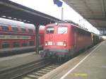 140535 fhrt Punkt 15.00 Uhr mit einem Gterzug durch den Dessauer Hbf.