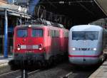 Durchfahrender Gterzug mit der 140 790-7 in Front und der ICE 2  Essen  im Hbf Bonn - 21.02.2012